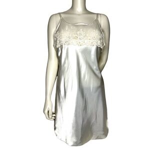 Vintage Dentelle Ladies White Night Gown Beaded Lace Bodice Sheer Netting Detail